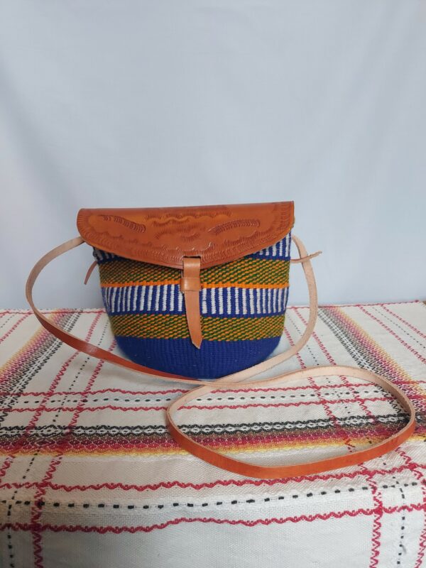 Woven wool bag with leather straps - Image 3